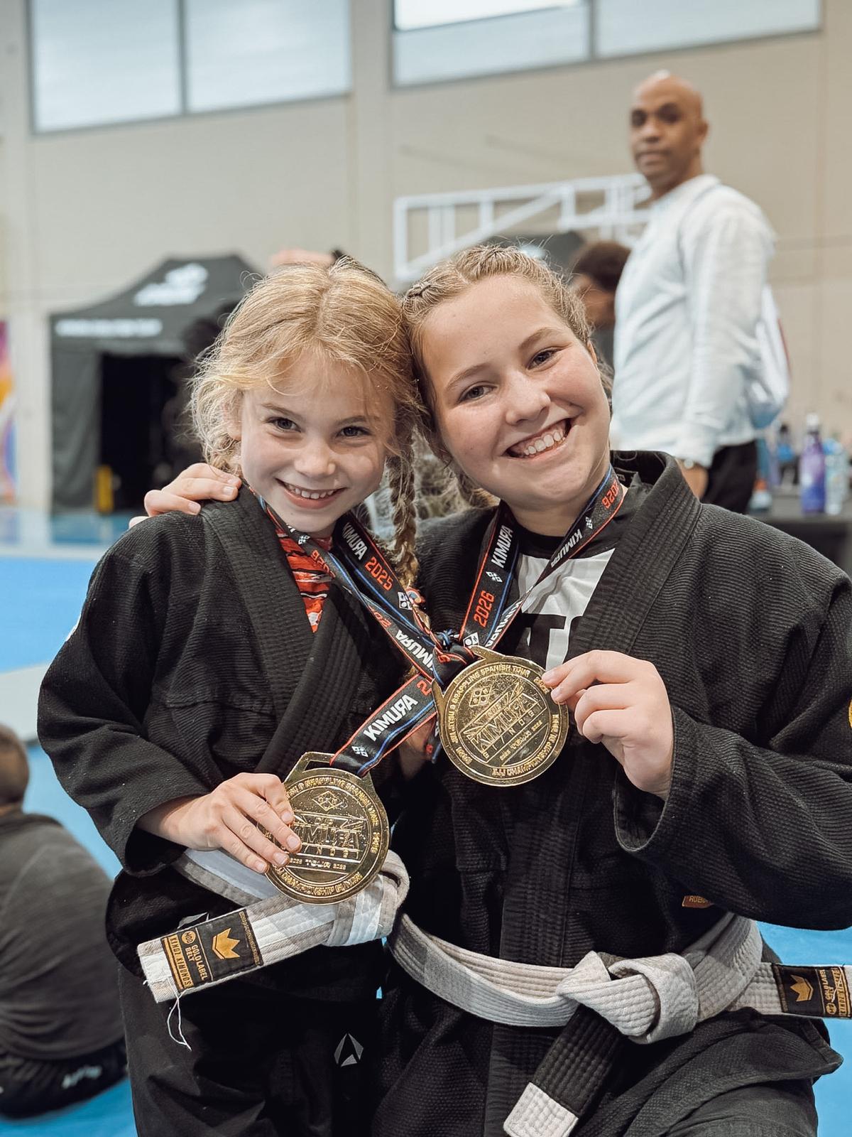 Dos alumnas con sus medallas en un campeonato