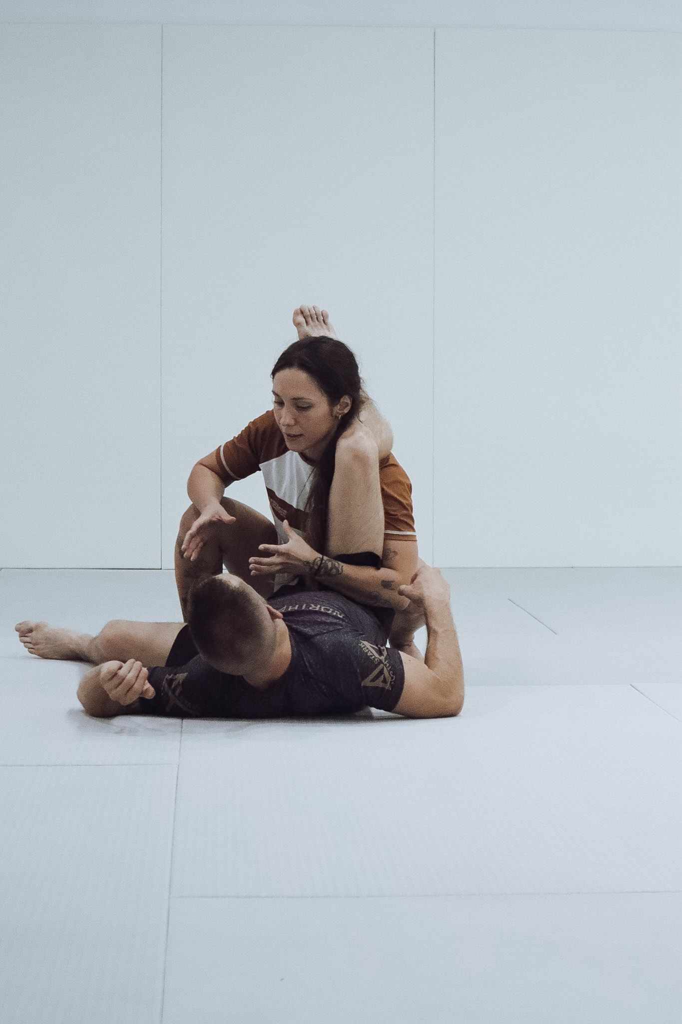 Dos alumnos entrenando grappling sin kimono
