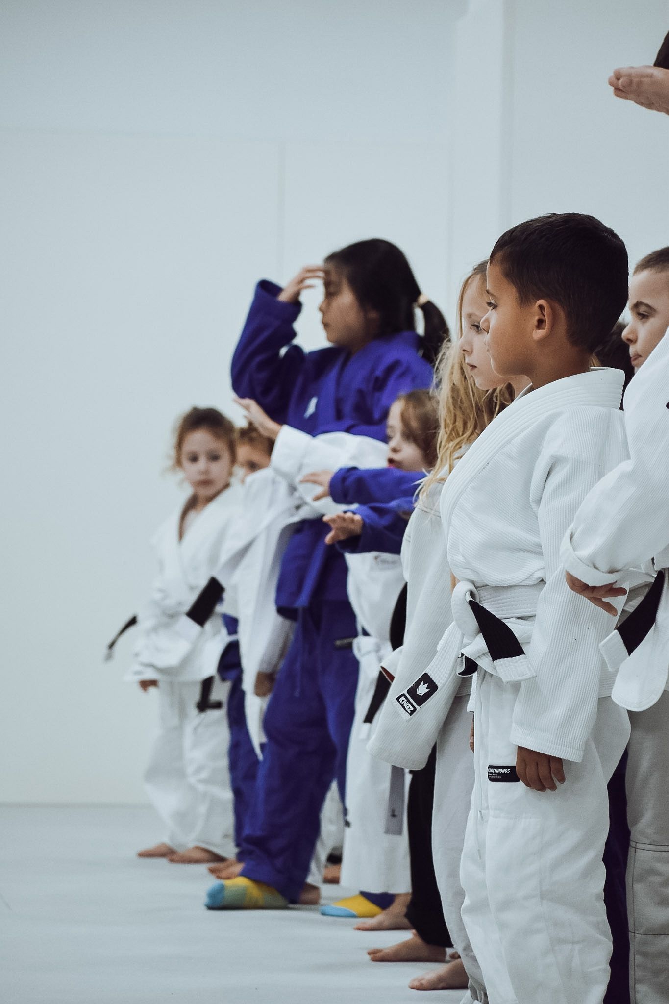 Grupo de niños en fila al inicio de la clase